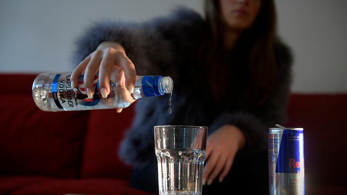 En ny studie visar att tonårstjejer som dricker alkohol ensamma har en starkt ökad risk för alkoholism i 30-årsåldern