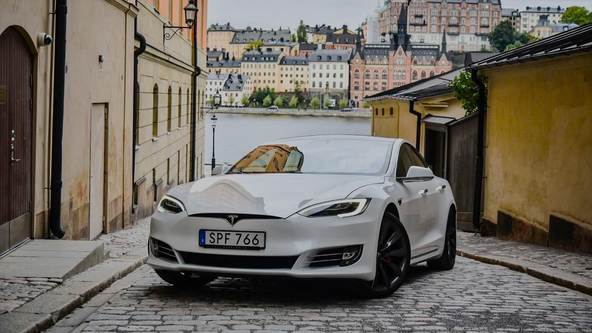 omslagsbild tesla model slänkarmar 2017