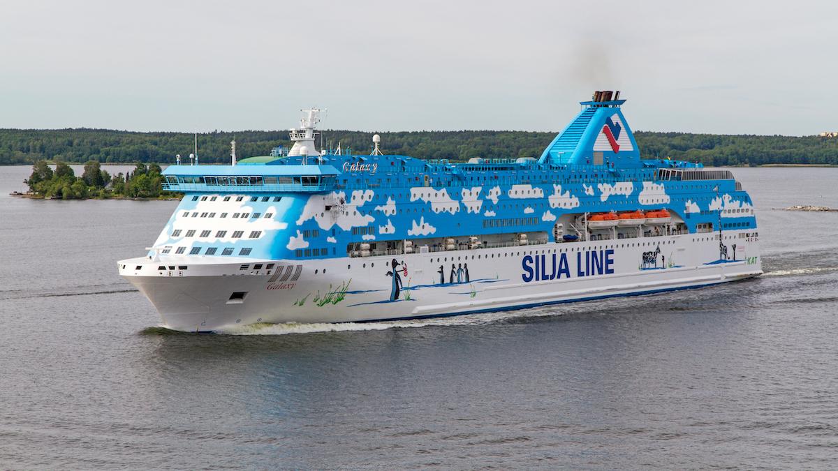 Tallinks Silja Galaxy chartras till Nederländerna för att användas som flyktinganläggning. En process för att flagga om fartyget från svensk flagg till estnisk startas också, vilket gör att 265 personer ur den svenska besättningen varslas