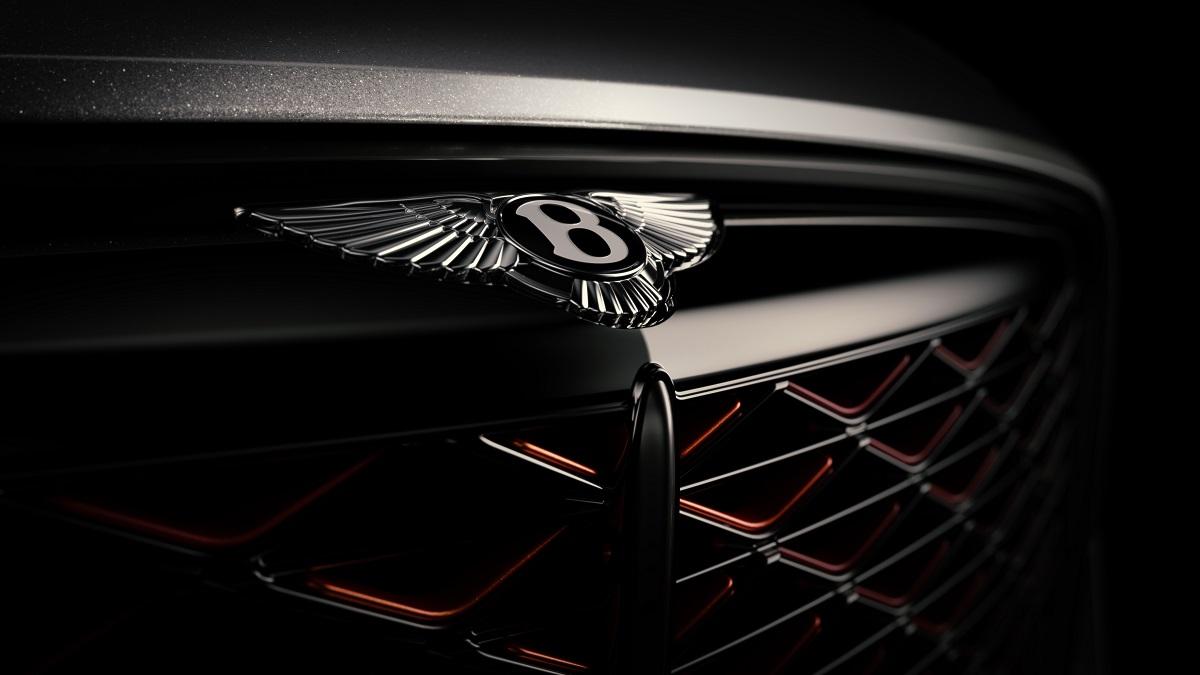 närbild på bentleys emblem bentley batur omslagsbild