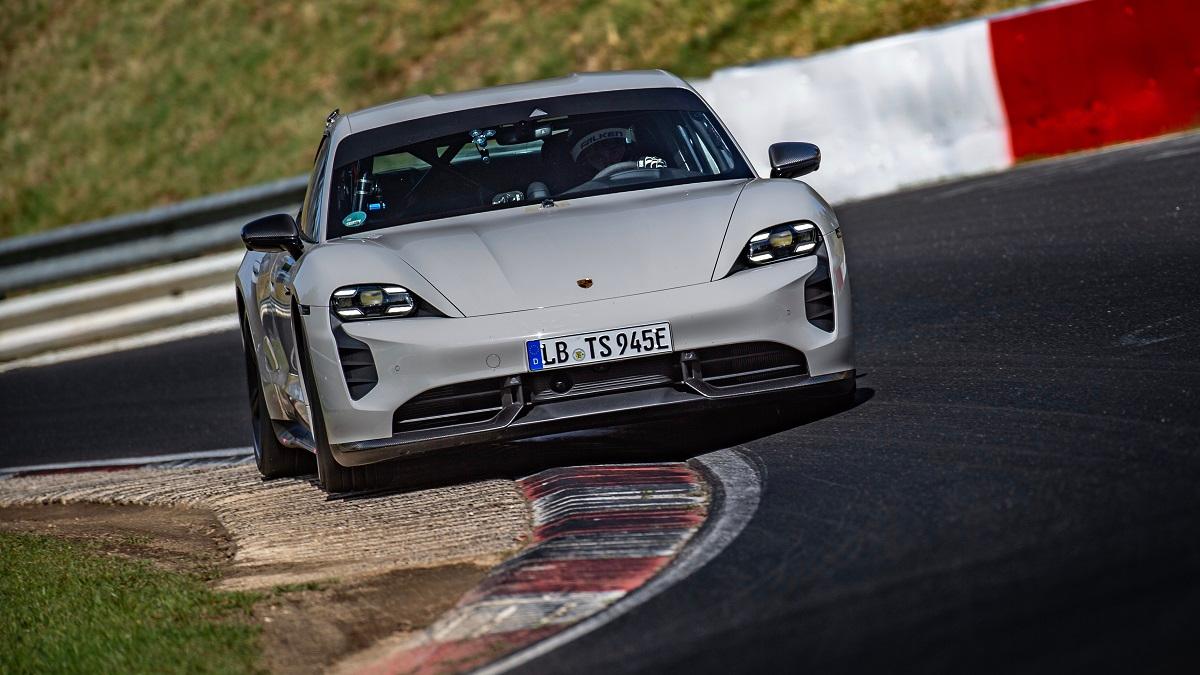 omslagsbild porsche taycan turbo s slår rekord på nurburgring