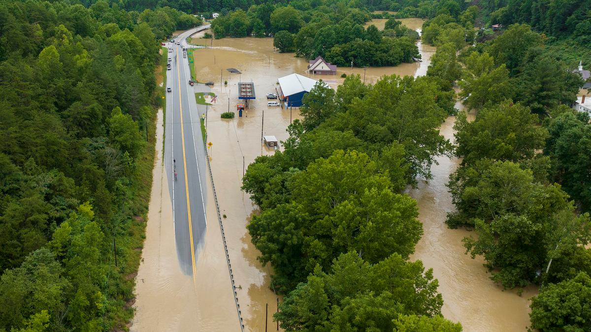 Kraftiga regn har orsakat översvämningar och lerskred i den amerikanska delstaten Kentucky.