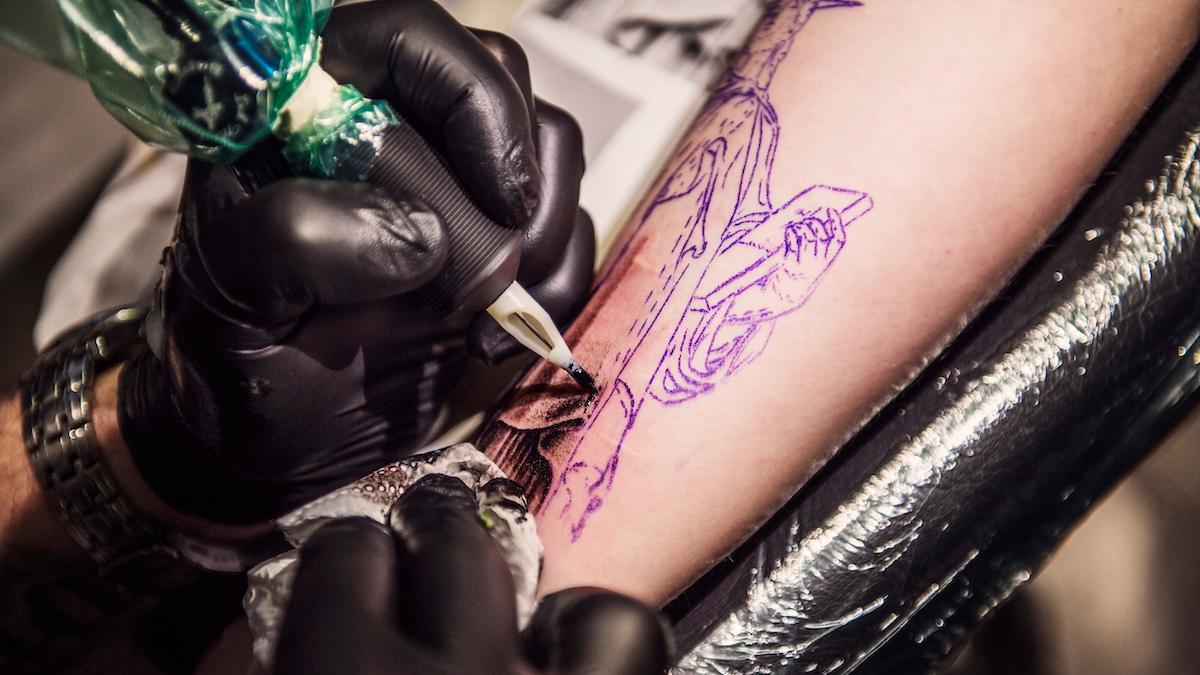 Sydkoreanska forskare har tagit fram ett tatueringsbläck som gör att en tatuering kan avläsa bärarens hjärtfrekvens och göra andra vitala biomätningar. Tatueringen på bilden görs dock inte med det nya koreanska tatueringsbläcket.