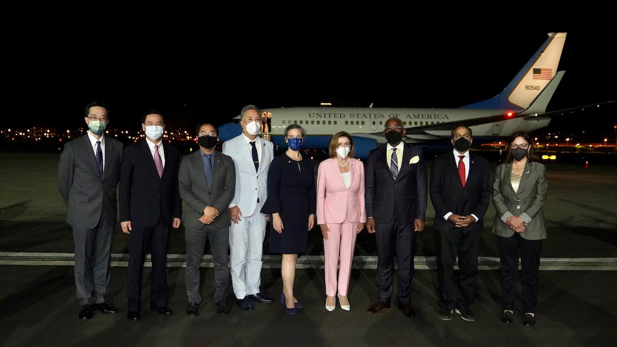 USA:s talman Nancy Pelosi, i rosa dräkt, efter att hon anlände till Taipei, Taiwan, på tisdagen den 2 augusti. Planet hon anlände i spårades av rekordmånga människor på sajten Flightradar24
