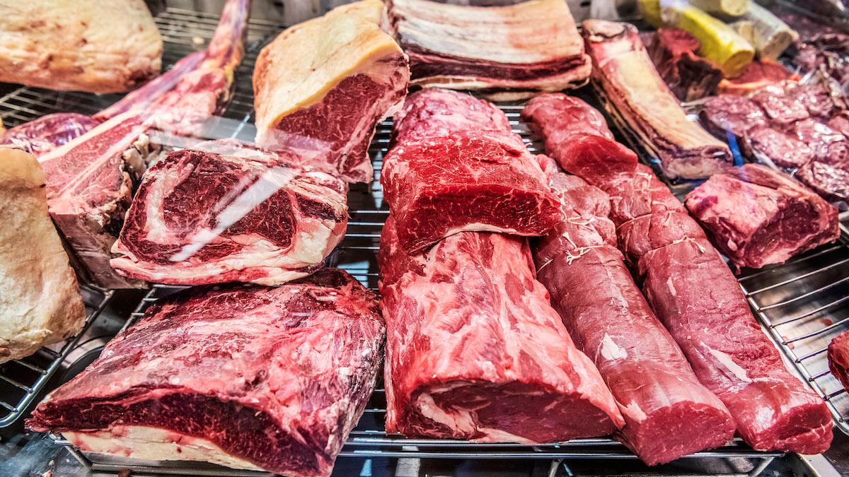 En ny studie visar att en särskild kemikalie som bildas i tarmen när man äter kött, särskilt rött kött, är orsaken till att kött ökar risken för hjärtsjukdom