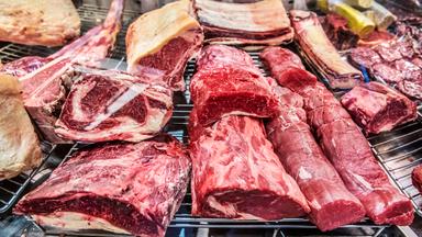 En ny studie visar att en särskild kemikalie som bildas i tarmen när man äter kött, särskilt rött kött, är orsaken till att kött ökar risken för hjärtsjukdom