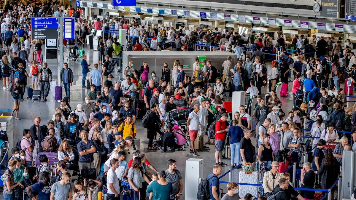 Passagerare köar på flygplatsen i Frankfurt, Tyskland, onsdagen den 27 juli när Lufthansas markpersonal gick i 24-timmarsstrejk och de flesta av Lufthansas flyg fick ställas in
