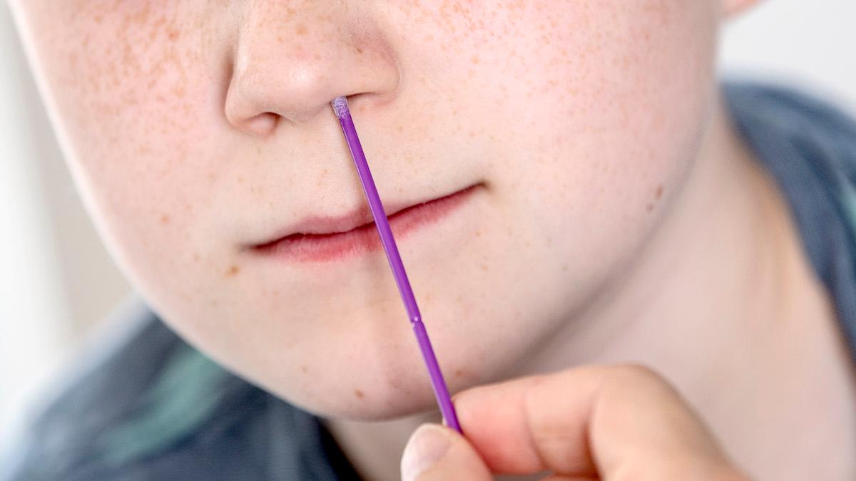 Enligt en ny, mindre, studie kan omikron effektivare smitta barn via näsan än tidigare varianter av covid-19-viruset.