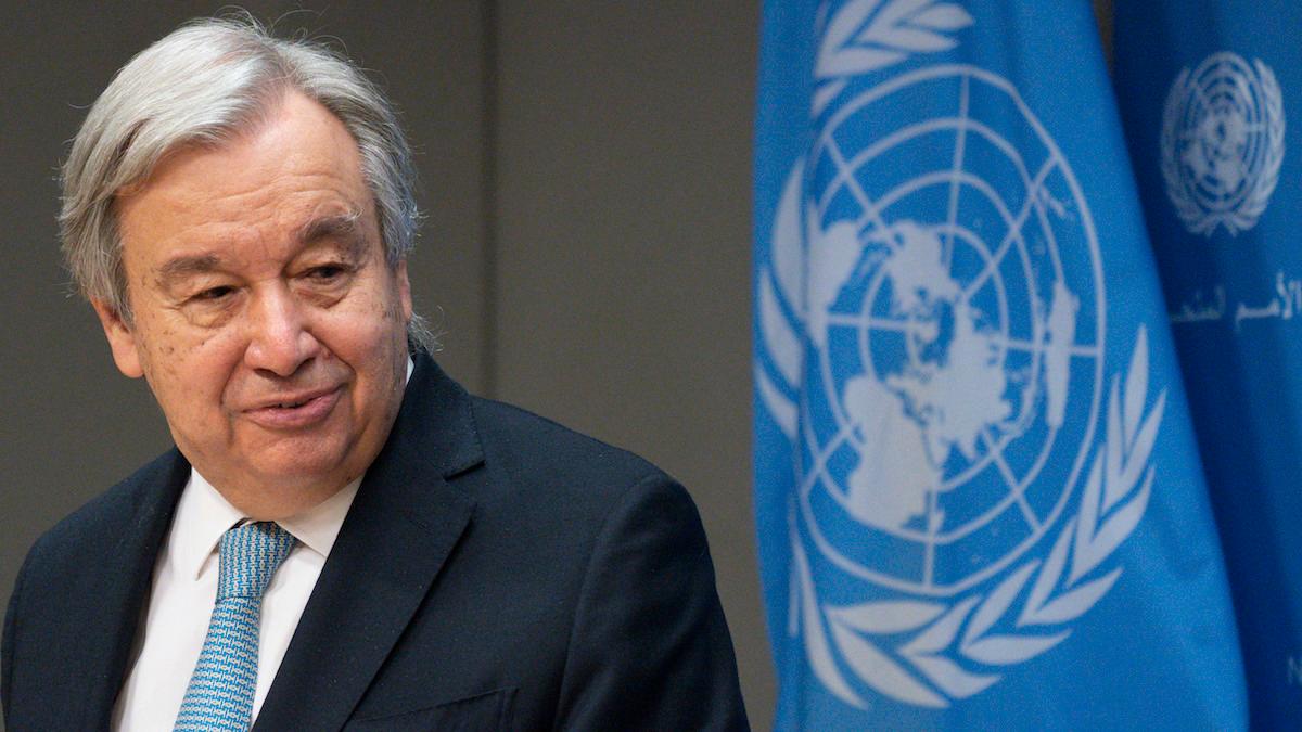 "Jag uppmanar alla regeringar att beskatta dessa överdrivna vinster och använda medlen för att stödja de mest utsatta människorna genom dessa svåra tider", säger FN-chefen Antonio Guterres och syftar på energibolagens vinster som ökar när energipriserna stiger.