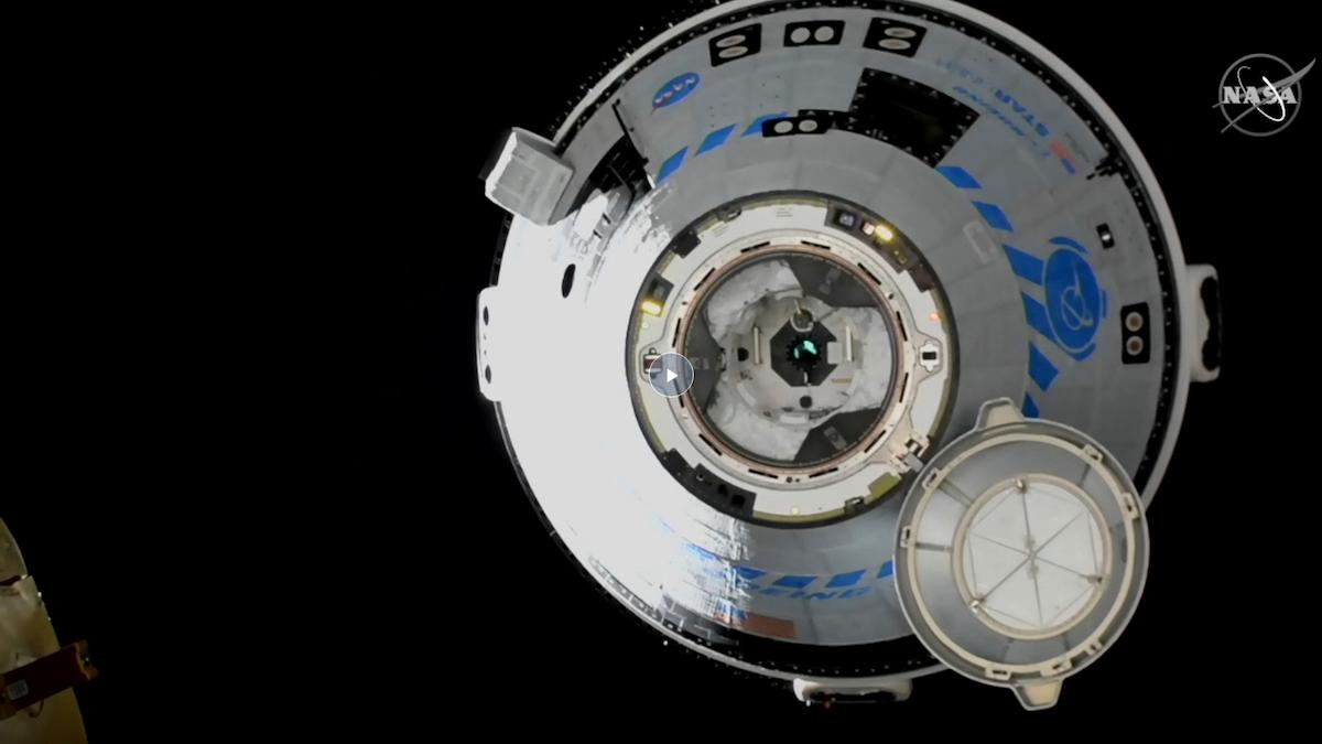 Boeings Starliner på väg att docka med Den internationella rymdstationen under en obemannad testflygning i maj 2020. Rymdfarkosten har försenats men nu tros en första transport av astronauter till rymdstationen kunna ske i februari nästa år