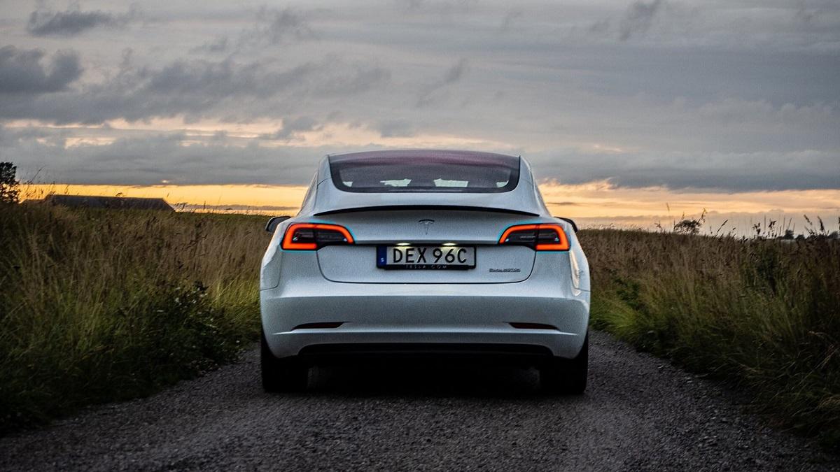 tesla model tre bakifrån omslagsbild