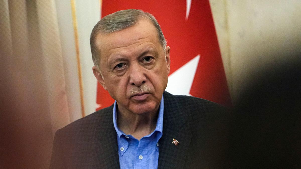 Turkiets president Recep Tayyip Erdogan inför nu undantagstillstånd. Det gäller de delar av landet som drabbats av måndagens jordbävningar.