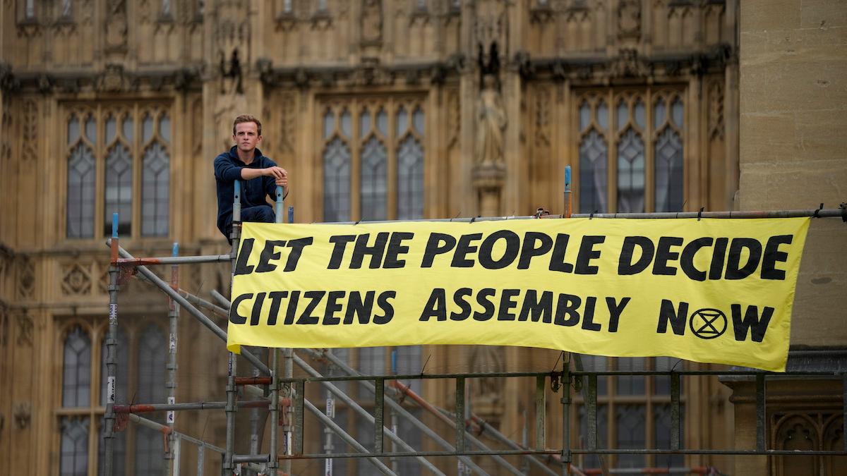 Aktivister limmar fast sig runt brittiska underhusets talarstol