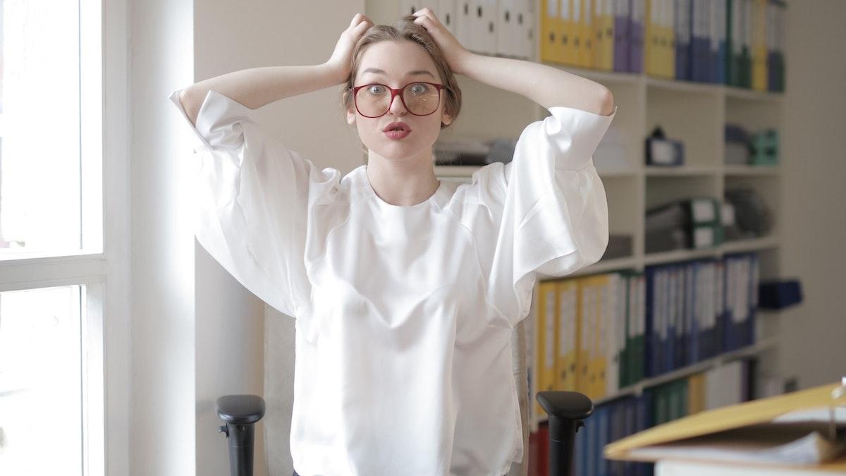 Enligt ny studie har de som smittats av covid-19 viruset högre risk att drabbas av flertalet hjärnskador än dem som inte smittats av viruset och det vanligaste symptomet på hjärnskada är minnesförsämringar, så kallad hjärndimma