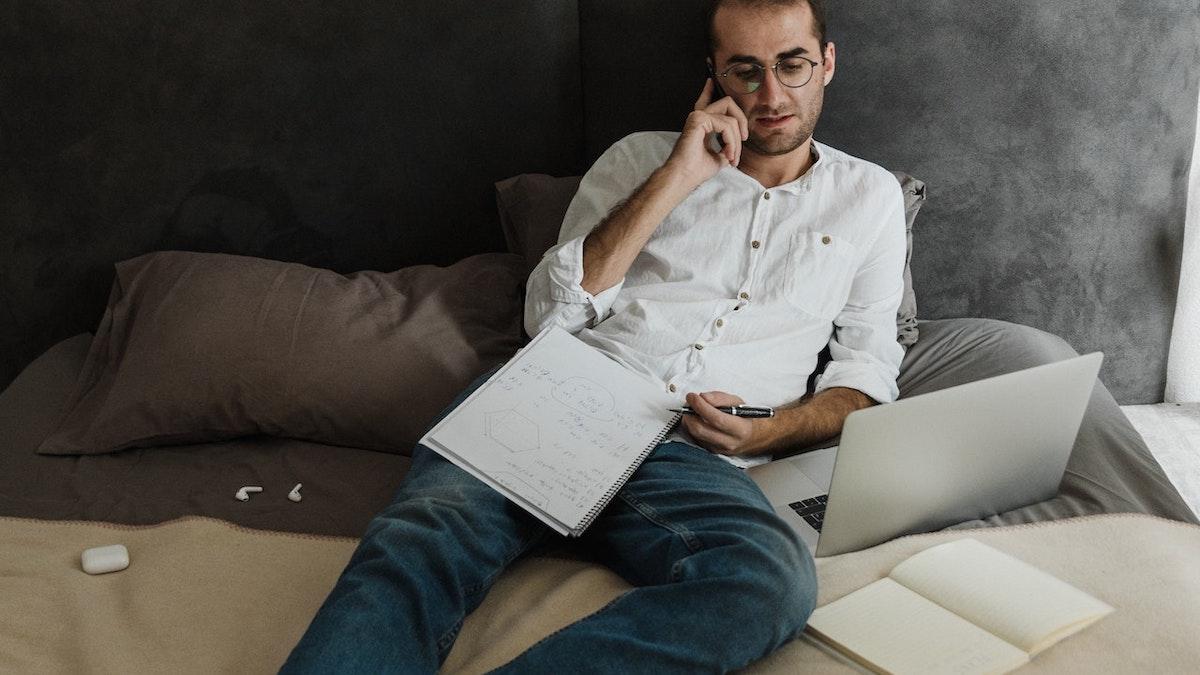 Många av de jobb som kan skötas hemifrån kan även utföras från var som helst i världen, det gör att arbetsgivare kan outsourca distansarbete till länder med lägre löner