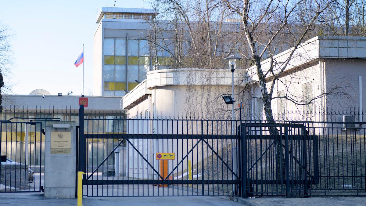 Sanktionerna ger ryska ambassaden i Stockholm problem, bland annat har de flera gånger behövt förskottsbetala för uppvärmning av lokalerna