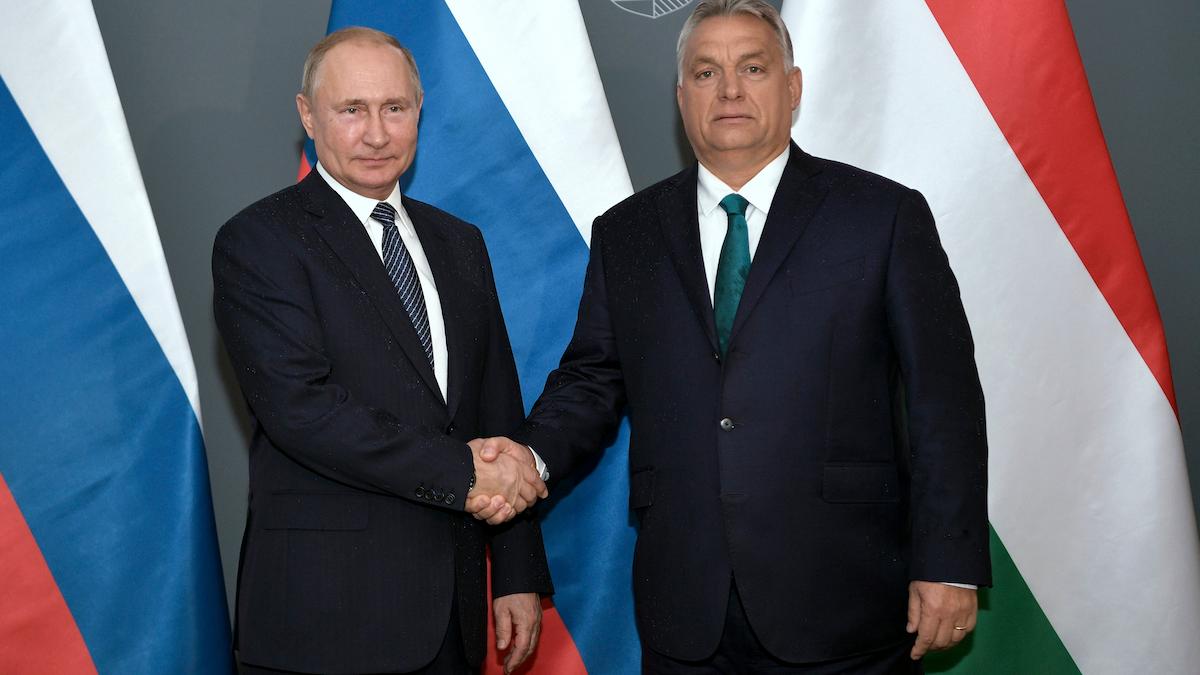 EU föreslår indraget stöd till Ungern. Rysslands president Vladimir Putin, till vänster, och Ungerns premiärminister Victor Orbán, till höger, har sedan kriget i Ukraina stärkt banden mellan sina länder, men orsaken till att EU vill dra in stödet till Ungern är landets korruption