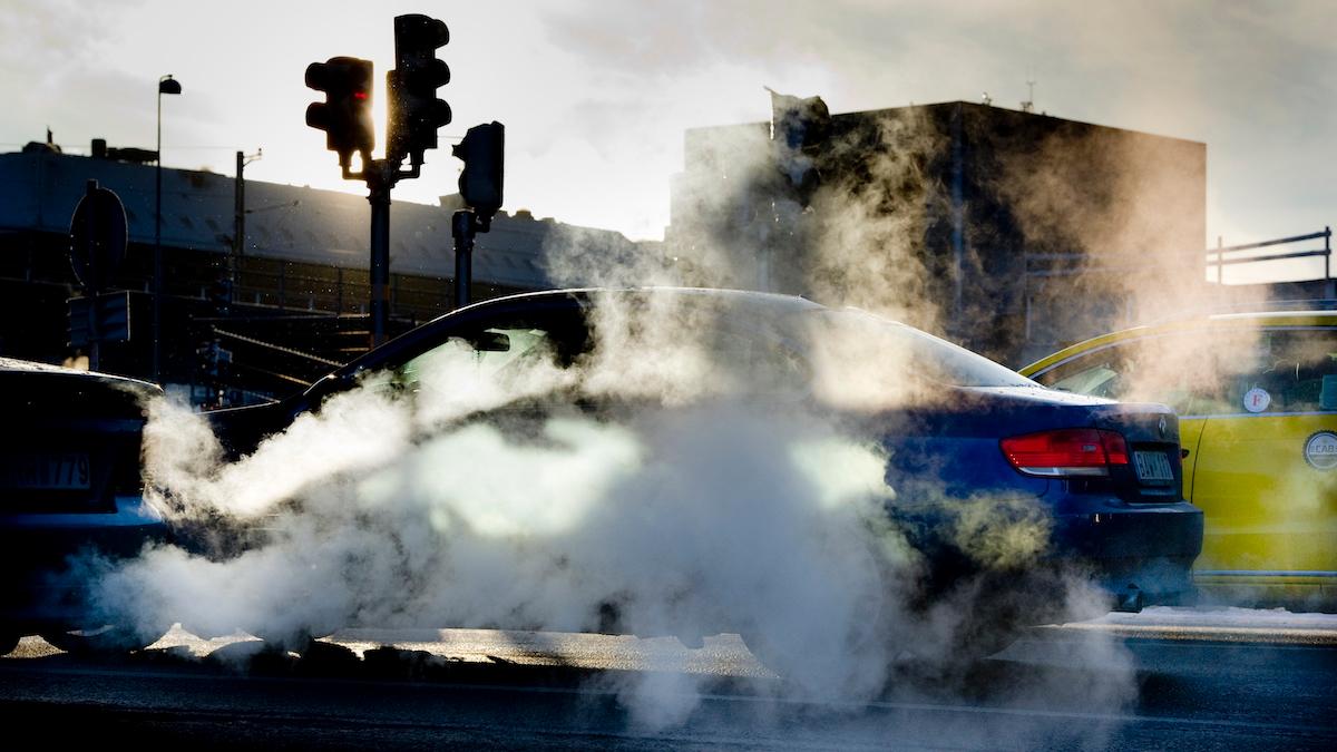Bilar släpper ut så mycket koldioxid under sin livstid att investeringar i bilbolag nästan finansierar lika mycket koldioxidutsläpp som investeringar i oljebolag