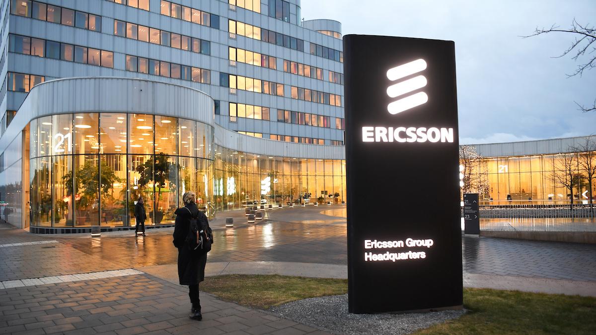 Efter avslöjandet att Ericsson exporterar produkter som kan användas militärt till Ryssland rasar bolaget på börsen