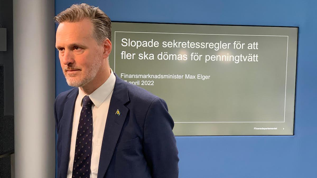Finansmarknads- och konsumentminister Max Elger kallar till möte efter Ekots rapportering om att elbolag undersöker möjligheten att säga upp bundna elavtal.