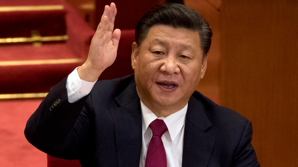 I en otrygg tillvaro som är fylld av nedstängningar, karantäner och masstester, spelar den kinesiska befolkningen upp en föreställning för en enmanspublik, nämligen landets högsta ledare Xi Jinping.