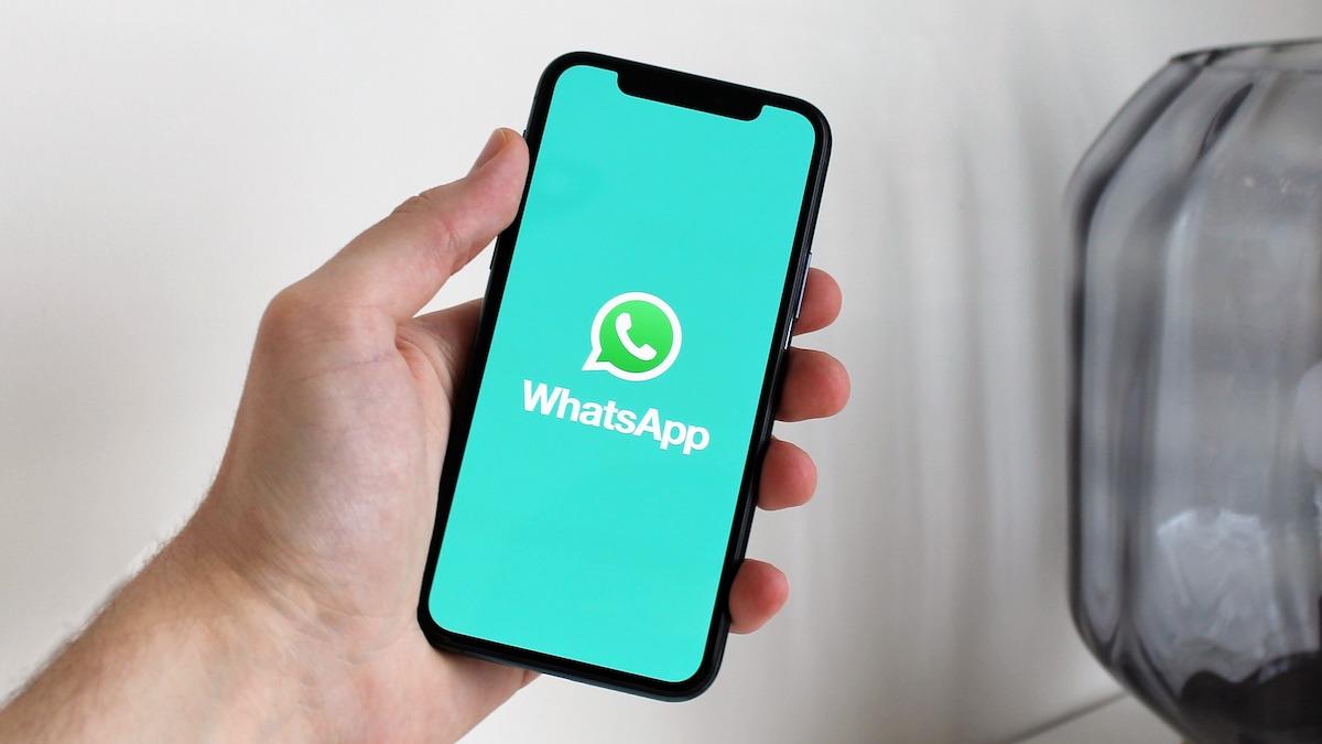 Några av världens största banker behöver tillsätta Whatsapp-poliser efter en myndighetsutredning om obehöriga SMS