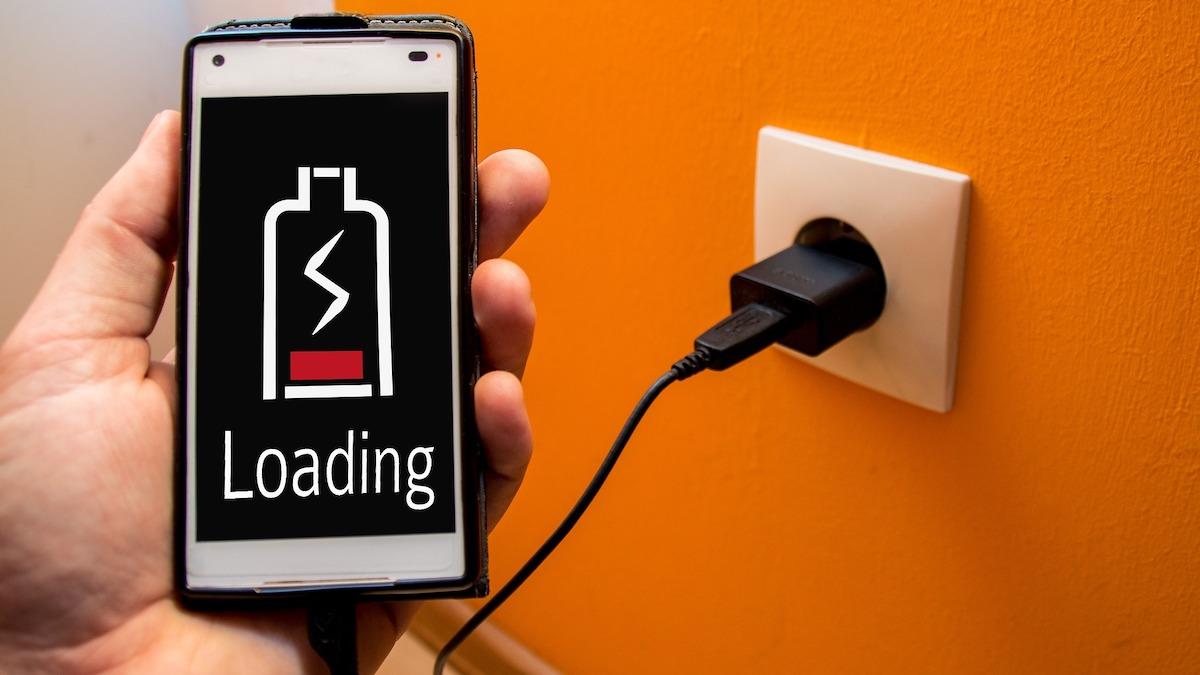 Ladda inte mobiltelefonen på jobbet, tycker chefen.