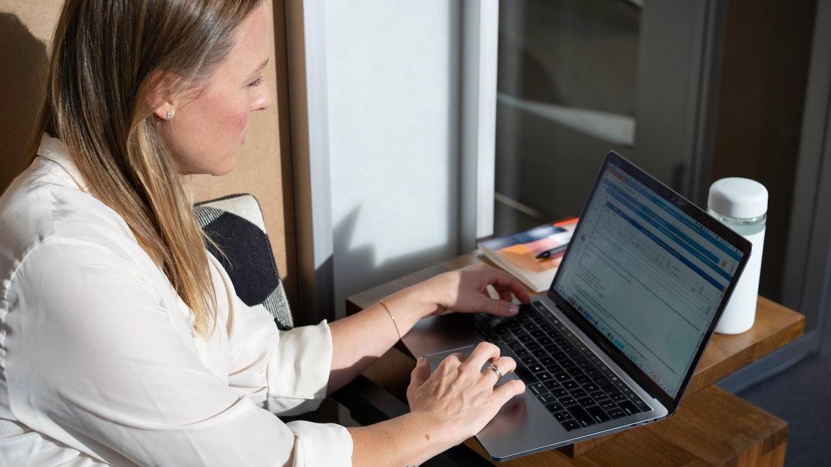 Enligt Microsoft utger sig en nordkoreansk hackaregrupp kallad Zink för att vara rekryterare på Linkedin och skickar filer med skadlig kod när de vunnit användarnas förtroende