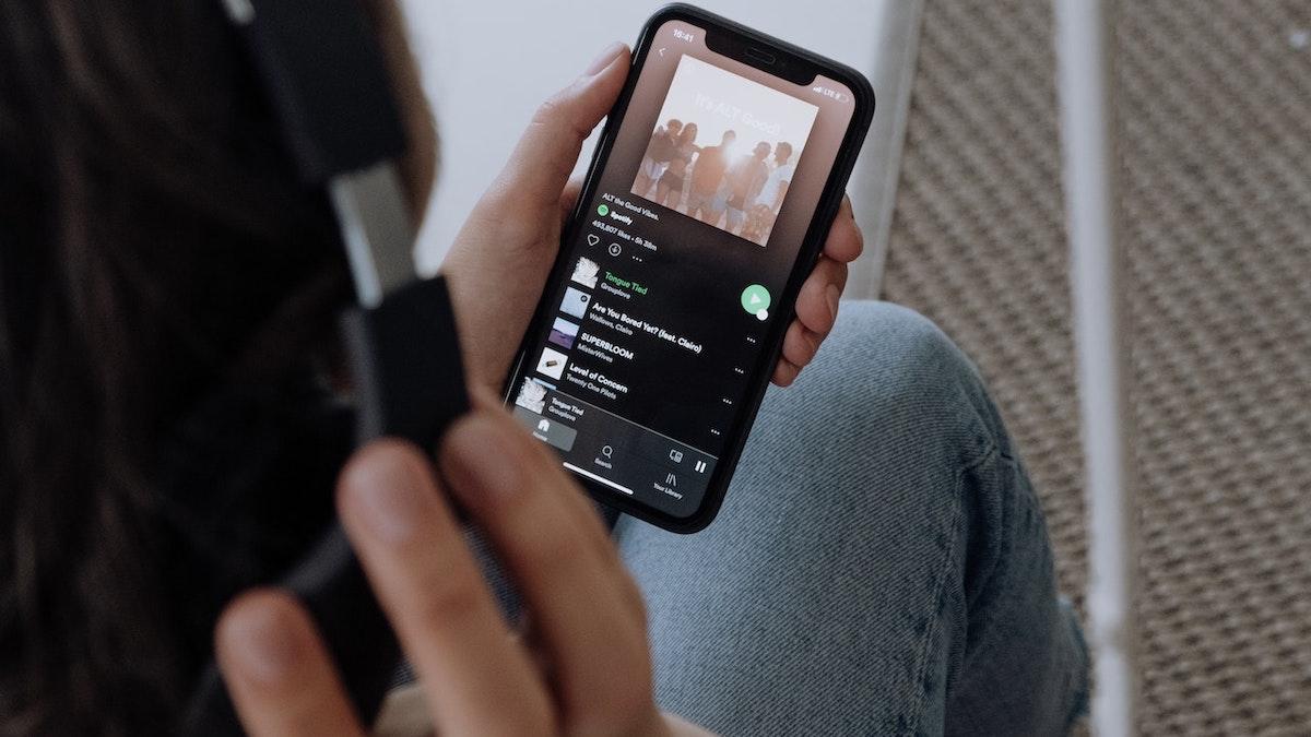 Spotify kommer lägga ned elva av sina originalpoddar och säga upp cirka 5 procent av podcastpersonalen