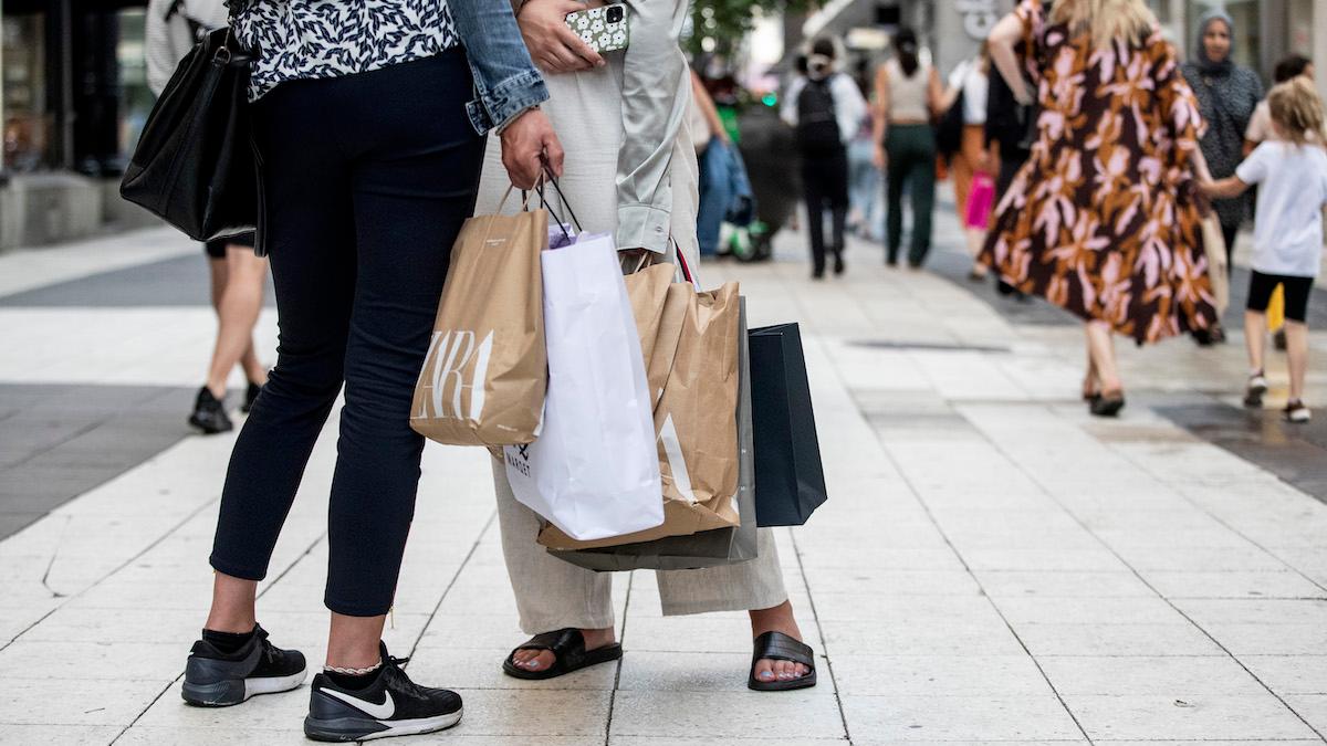 Trots det oroliga världsläget, ökande inflation och stigande räntor ser vi behov av att köpa kläder och skor, det visar Svensk Handels Stilindex
