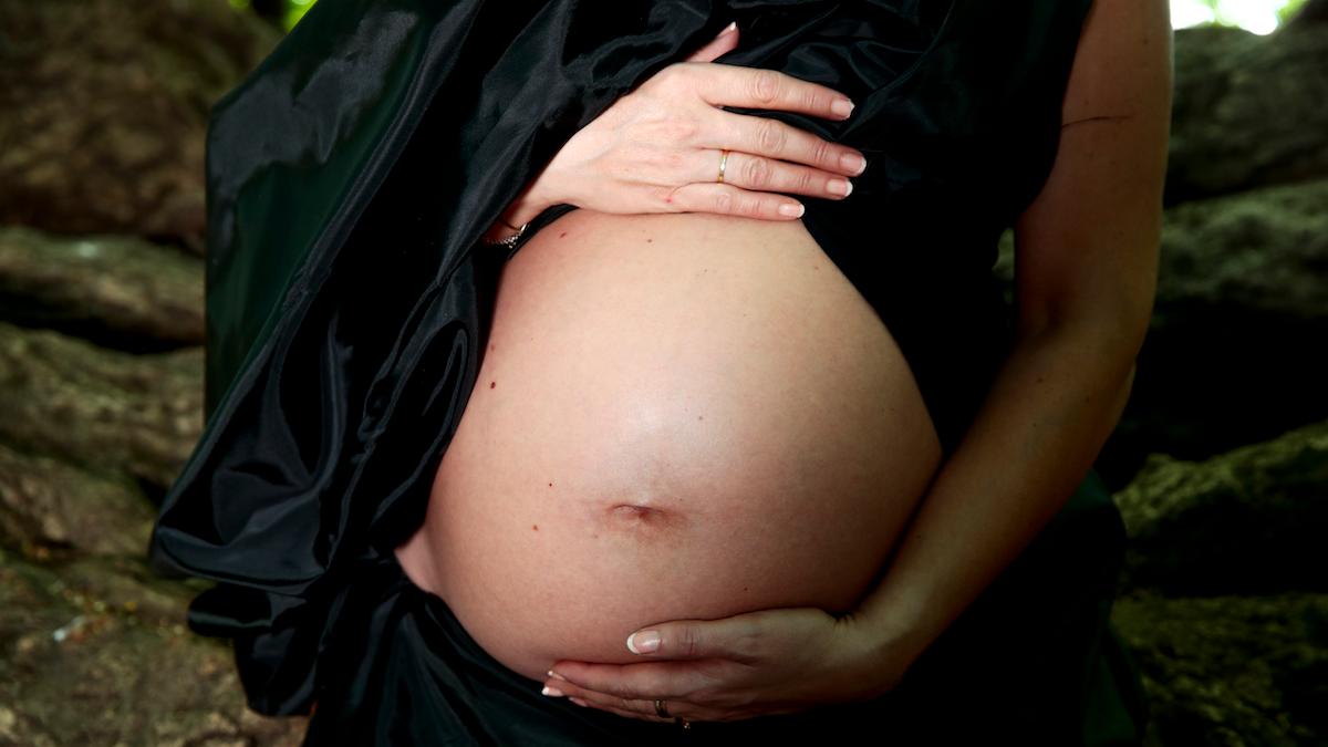En ny studie visar att partiklar från luftföroreningar kan passera moderkakan och nå in i växande fosters organ