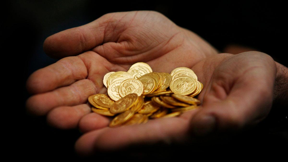 Arkeologer i Israel har hittat 44 mynt av rent guld från 600-talet gömda i en mur i ett naturreservat, mynten väger cirka 170 gram