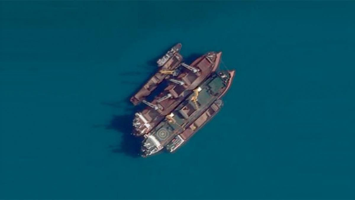 Satellitbild som visar överföring av spannmål från fartyg till fartyg i Kerchsundet, mellan Krim och Ryssland, i september 2022. Enligt en rapport håller Ryssland nu på att bygga upp en hemlig flotta för att kunna göra samma sak med olja