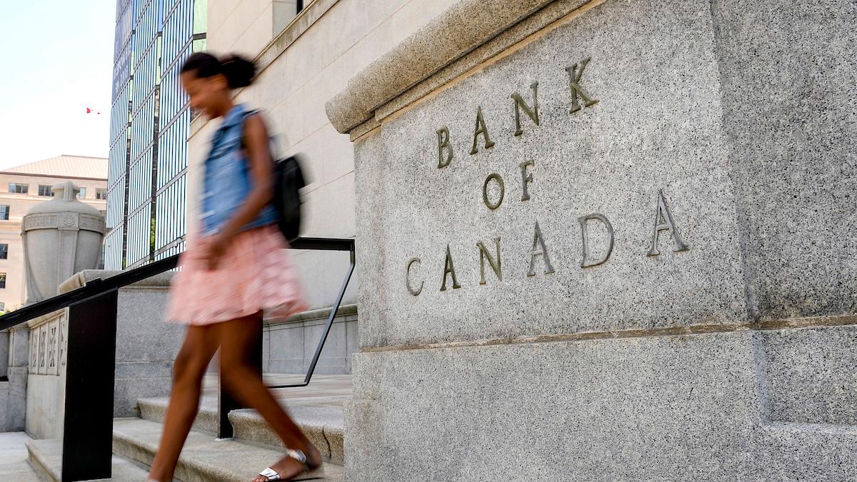 Royal Bank of Canada har gjort upp med HSBC om att köpa dess kanadensiska del i en affär på 13,5 kanadensiska eller 10 amerikanska miljarder dollar.