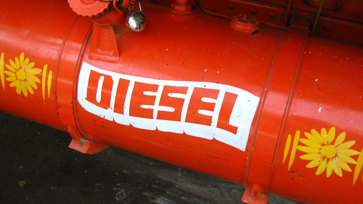 EU förbjuder import av ryska oljeprodukter senast den 5 januari och nu fyller Europa på med rysk diesel.