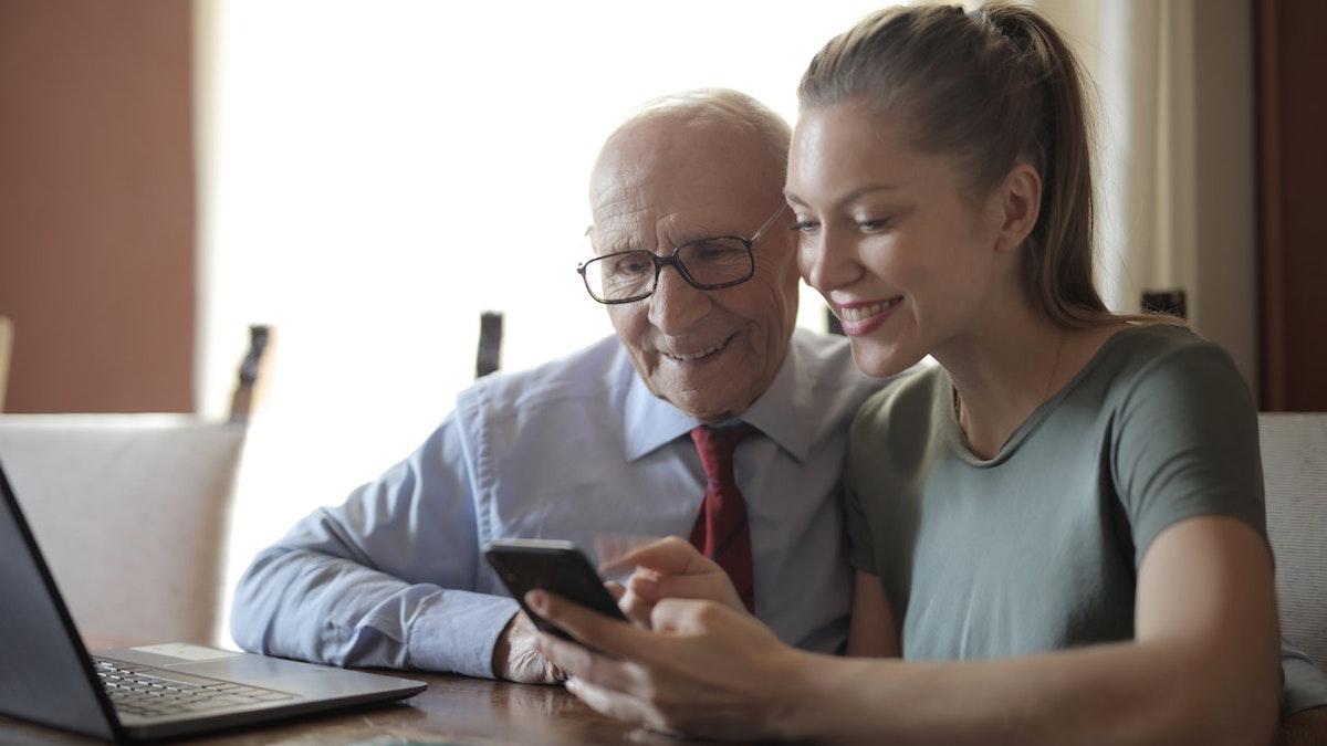 Vid omvänt mentorskap kan de yngre generationerna lära sina chefer om sådant som Tik Tok och förändrade attityder kring jämlikhet och sociala frågor