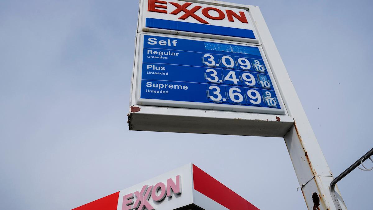 Oxfam menar att oljejättars skattepraxis undergräver allmänhetens intresse av ett rättvist skattesystem och har lämnat in resolutioner från aktieägare mot Exxon Mobil, Chevron och ConocoPhillips