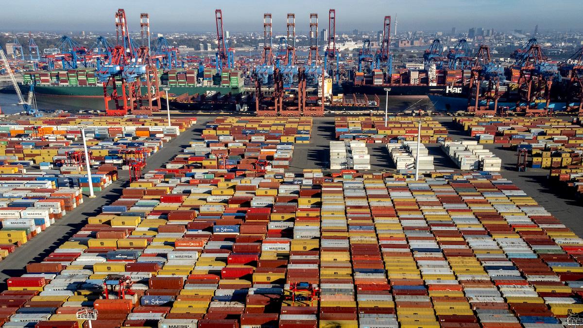 Containrar i Hamburgs hamn. för rederierna är det ett problem att det finns för många containrar och att depåerna där de förvaras är fulla