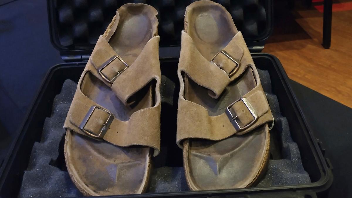 Steve Jobs gamla Birkenstock sandaler som nu har sålts på en auktion för nästan 2,3 miljoner kronor