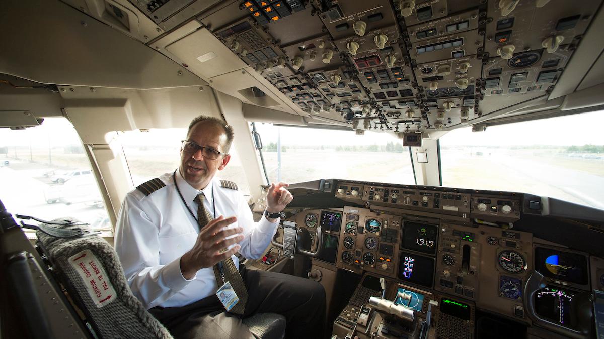 Både flygbolag och tillsynsmyndigheter vill att det ska bli tillåtet att flyga passagerarplan med bara en pilot i cockpit