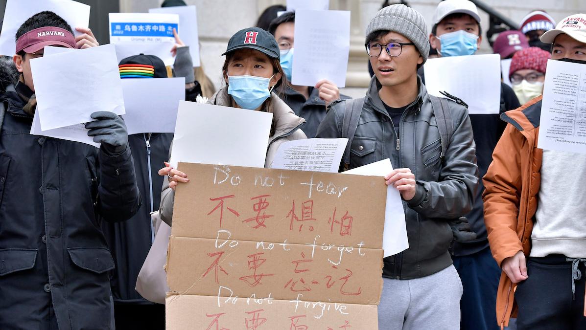 Protester mot Kinas noll-covid-strategi. Analytiker tror att återöppnande av Kina efter den hårda politiken för bekämpning av viruset kan orsaka kaos