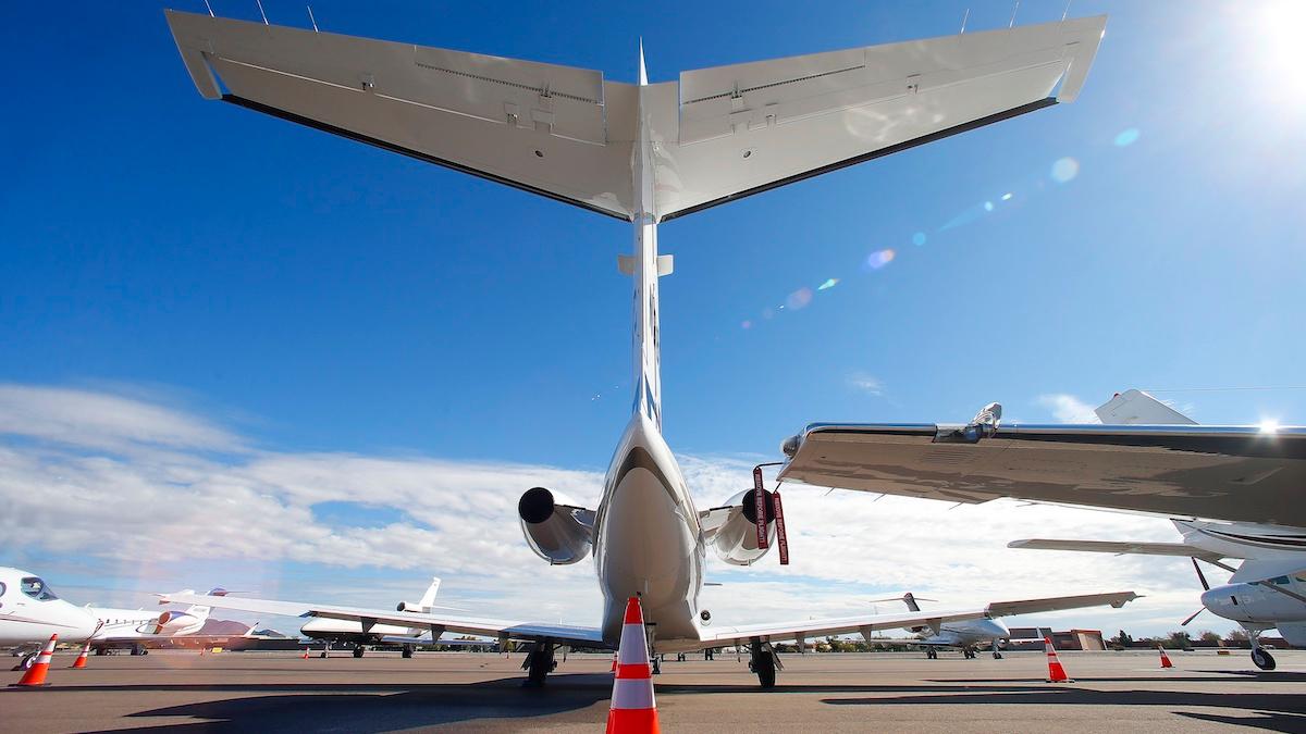 Privata flygplan på Scottsdale Airport, USA. I USA ökar olyckor och rättsfall med privat flygcharter