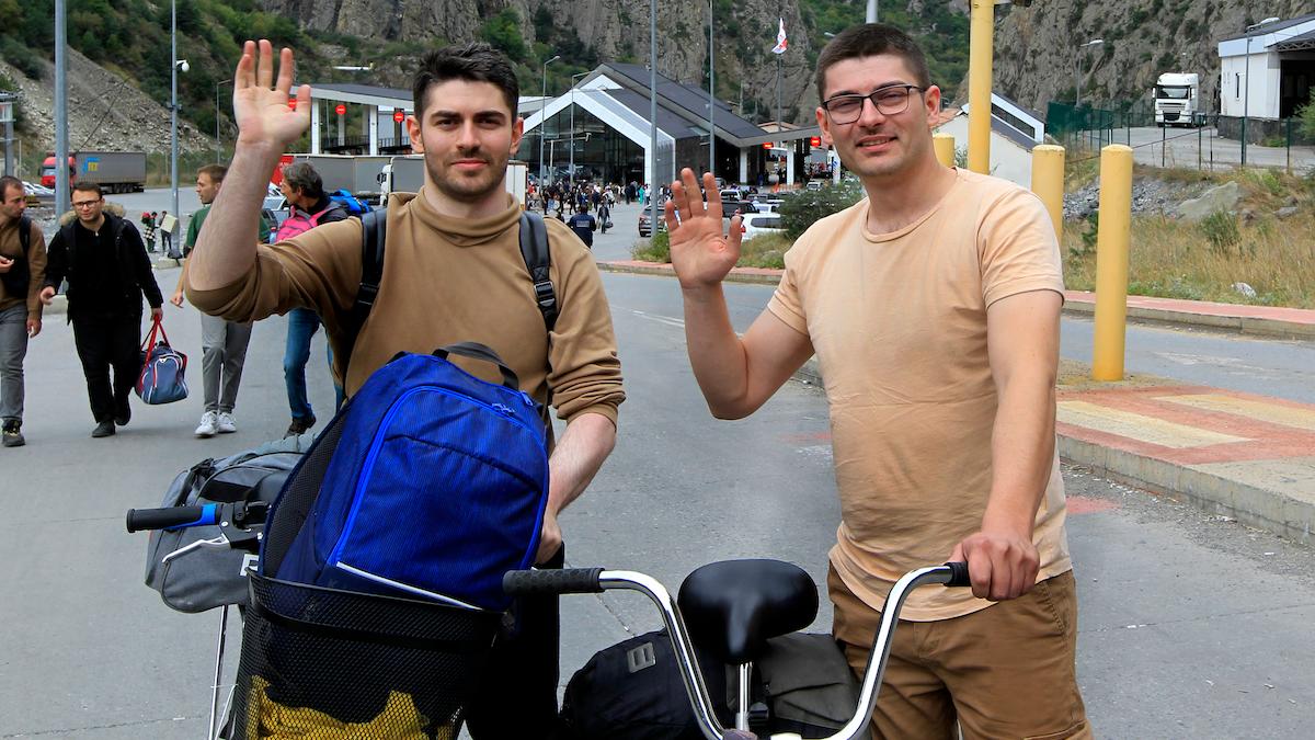 Två ryssar som flytt över gränsen till Georgien i september i år. Det stora antalet ryssar som flytt till Georgien har gjort att landets ekonomi nu blomstrar