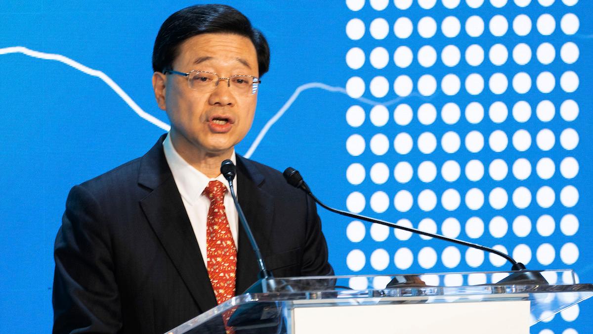 "Vi var, vi är och vi kommer att förbli ett av världens ledande finansiella centra", lovade Hongkongs ledare John Lee vid inledningen av ett stort investeringstoppmöte i Hongkong