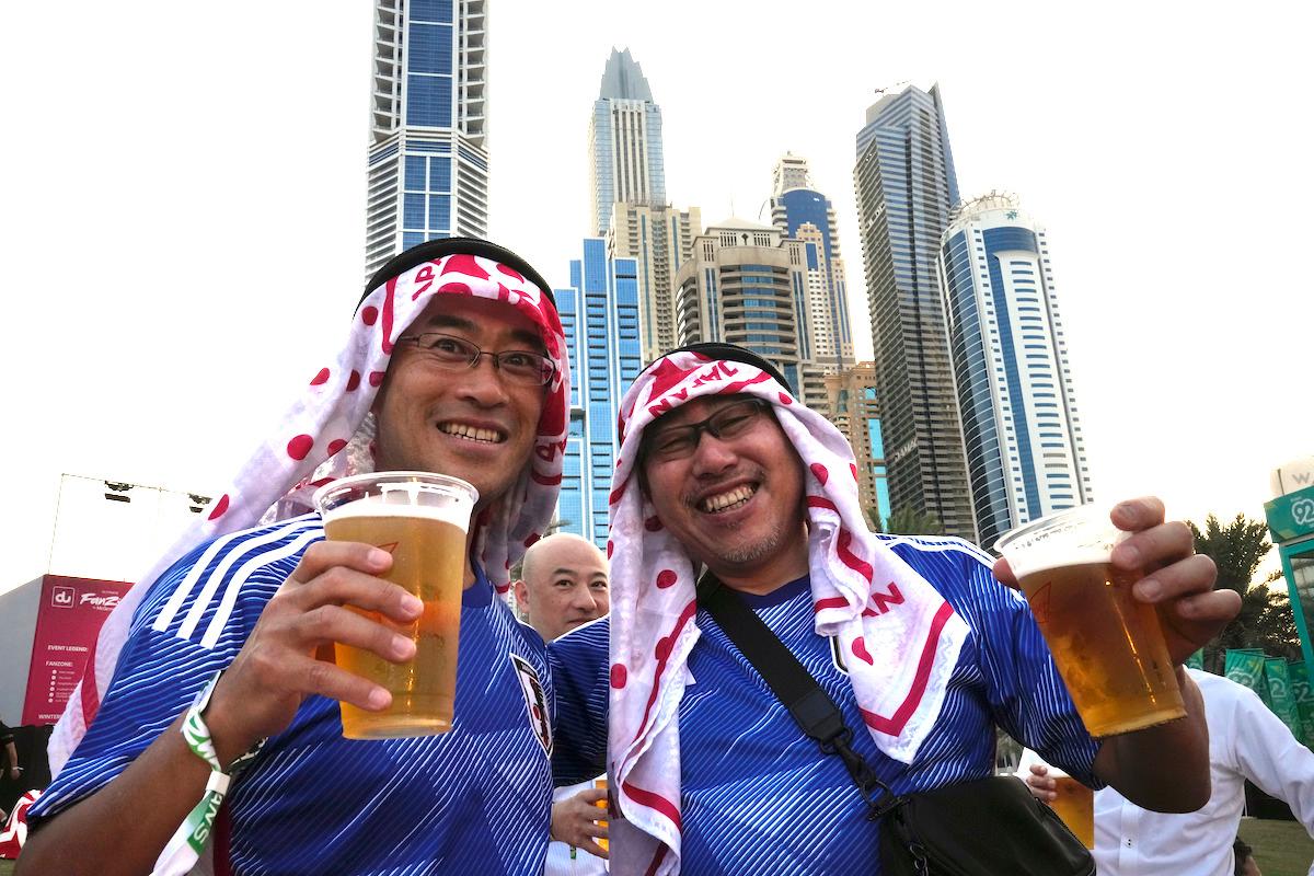 VM-fans skålar i en av Dubais fan-zoner