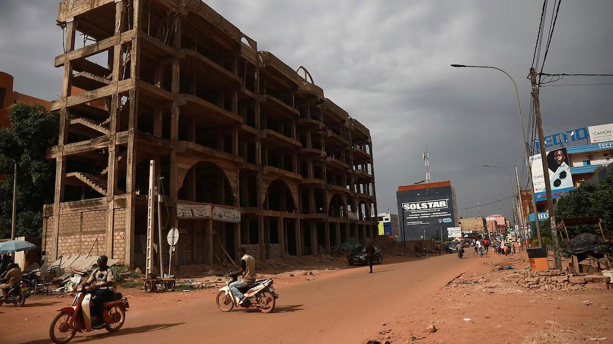 Burkina Fasos huvudstad Ouagadougou består till stor fel av tjocka betongbyggnader med platta tak. Innan Frankrikes kolonisering var traditionen att bygga hus i lera. Nu använder en grupp arkitekter åter traditionella västafrikanska byggmaterial