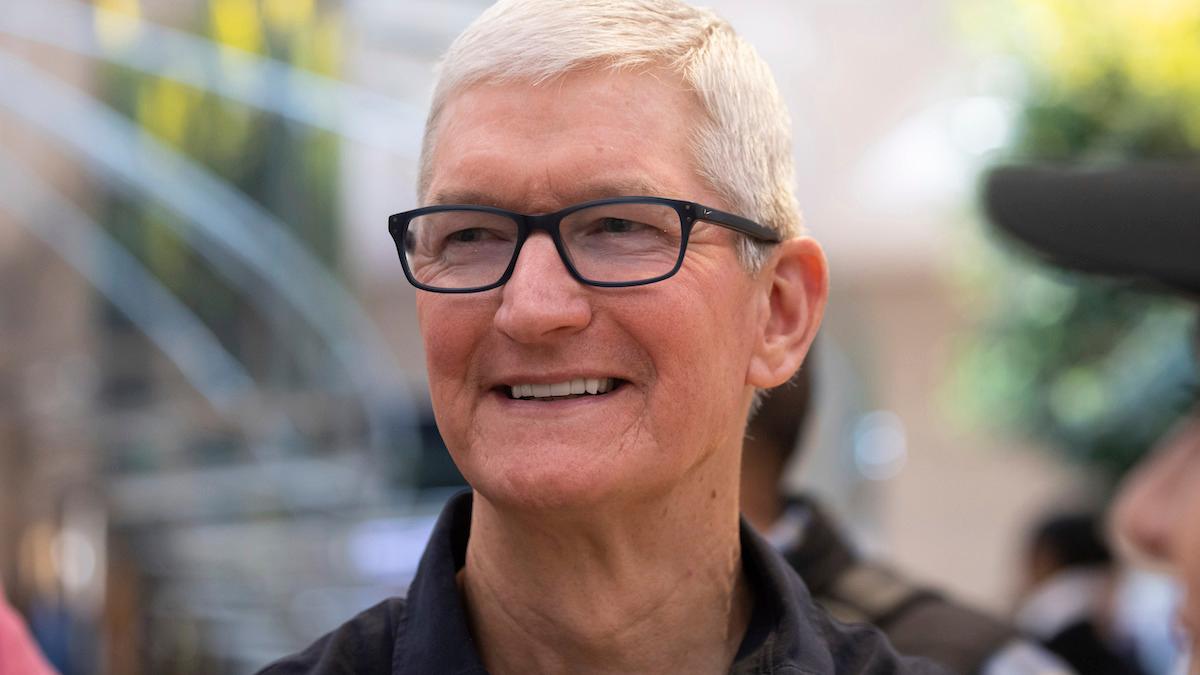 Apples vd Tim Cook tror på att investera genom nedgången och har sagt att bolaget kommer fortsätta anställa, men enligt källor råder anställningsstopp på bolaget