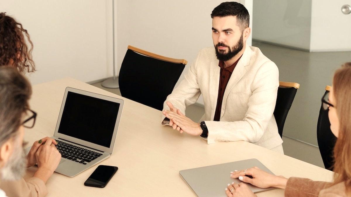 En teknikchef på Deloitte har publicerat tio tips på Twitter för att hjälpa folk att sticka ut på anställningsintervjuer