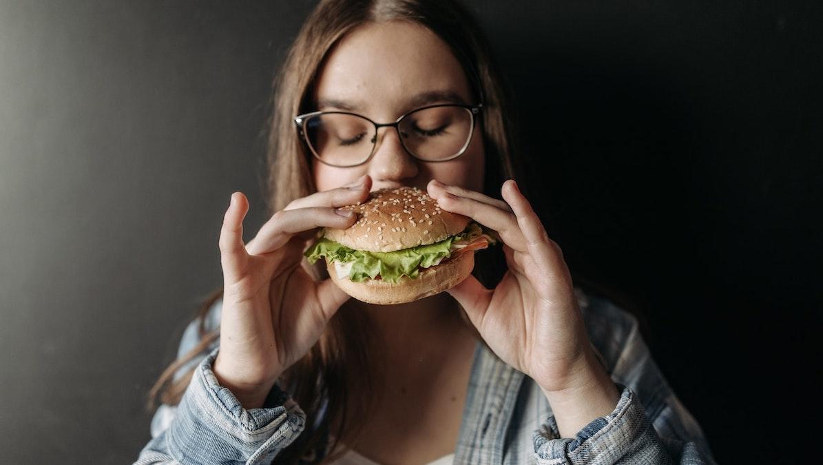 Enligt en ny studie är det skadligt för hjärnan att äta för mycket ultraprocessade livsmedel som hamburgare, fryspizza och annan industriframställd mat