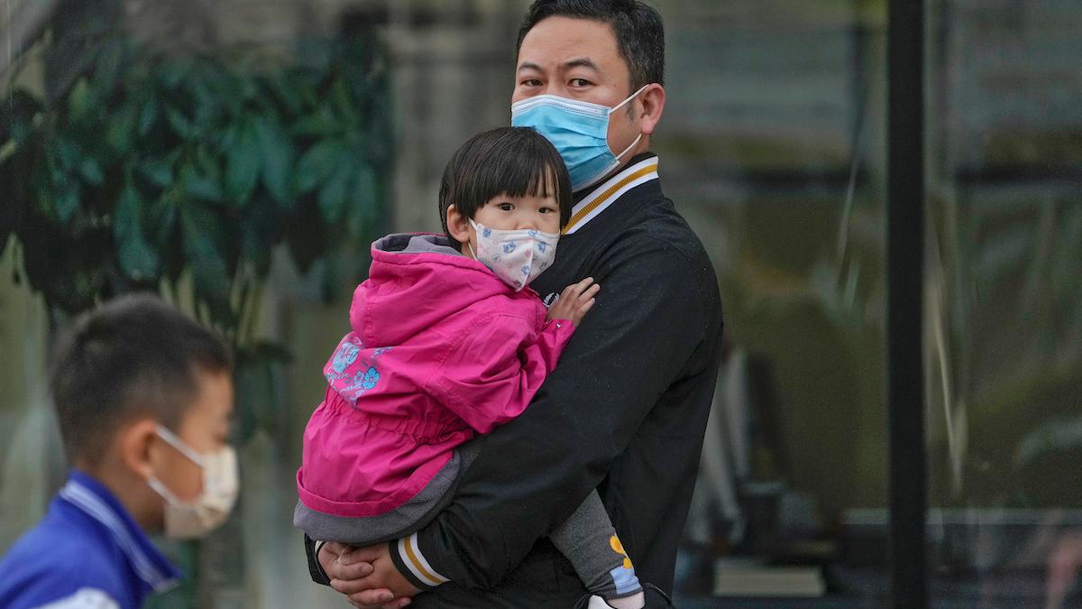 Kinesisk familj med munskydd